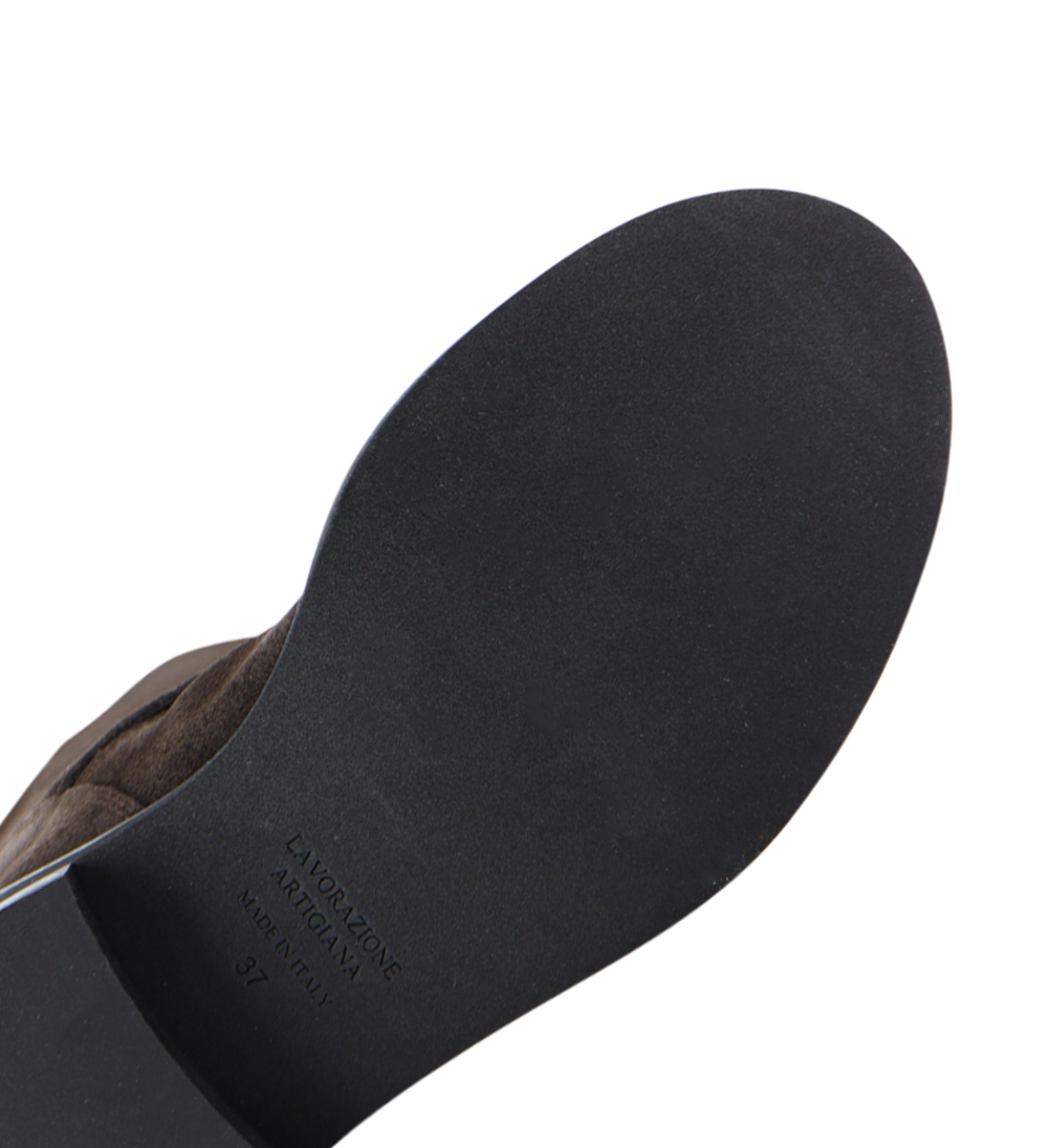 Andra støvler, Mørkebrun ruskind