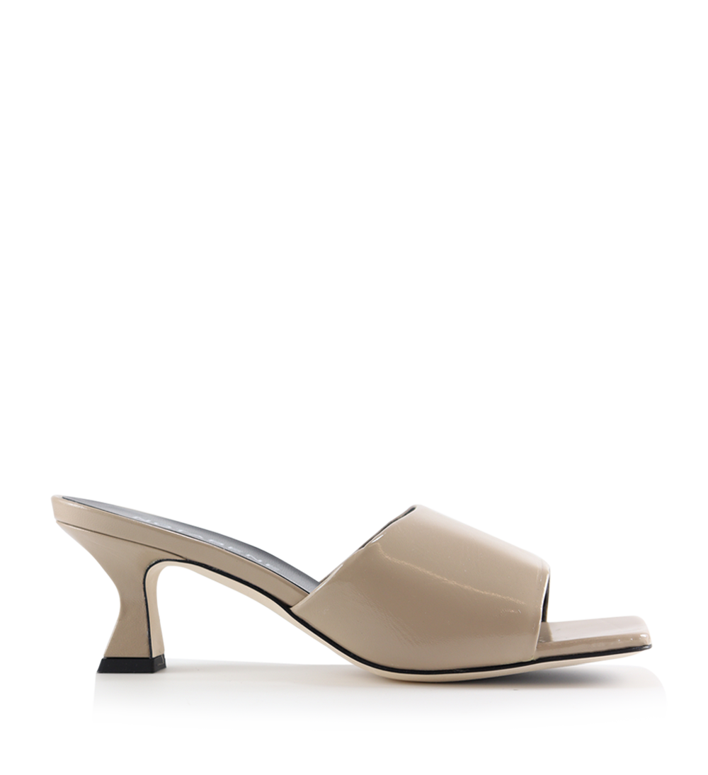 Lotus sandaler, nude lak